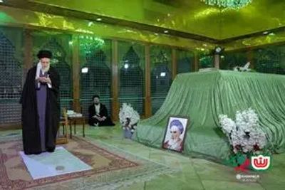 تصویری از حضور رهبر انقلاب در حرم امام خمینی و مزار هاشمی رفسنجانی