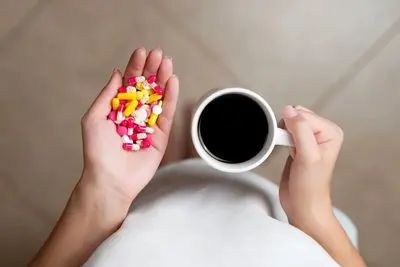 ۵ مکملی که نباید همراه قهوه مصرف کنید