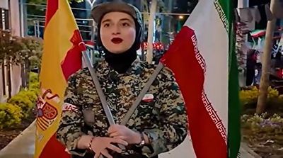 حرف‌های یک زن با لباس نظامی و پرچم اسپانیا در تجمعات