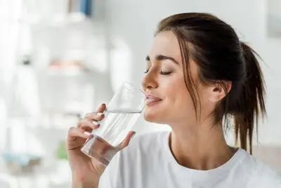 حتماً باید ۸ لیوان آب در طول روز بنوشیم؟
