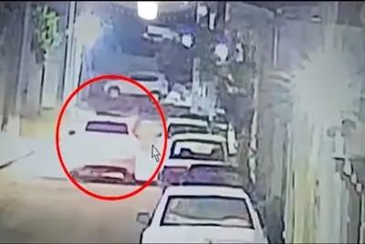 فیلم  وحشتناک از حمله قداره کش های شرور به ماشین ها در خیابان های  پارس‌آباد