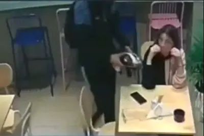 زنی با هوشیاری خود، سارق گوشی را ناکام گذاشت