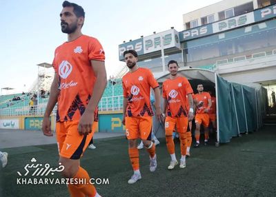 ۹ بازیکن تیم من در تاکسی اینترنتی کار می‌کنند/ این پیراهن تن علی دایی بوده، باید بجنگیم