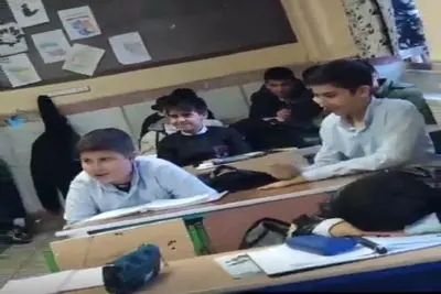 آواز شادونه؛  پسربچه سر کلاس خوند همه ی هم کلاسیاش نفسشون تو سینه حبس شده از صدی خوبش
