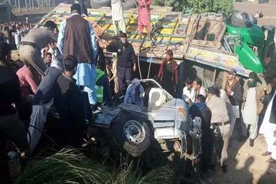 فیلم واژگونی یک کامیون حامل مهاجران در افغانستان با 18 کشته و ده‌ ها زخمی