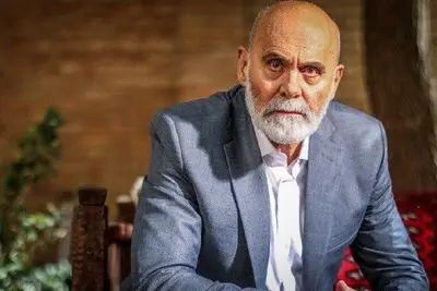 آواز شاد؛ جمشید هاشم پور به روش بروسلی رقص کنان به جواد عزتی حمله میکنه