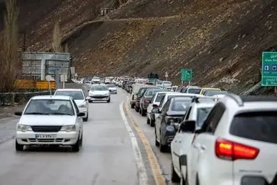 ترافیک سنگین در ورودی های تهران / بارش باران در جاده هراز و چالوس