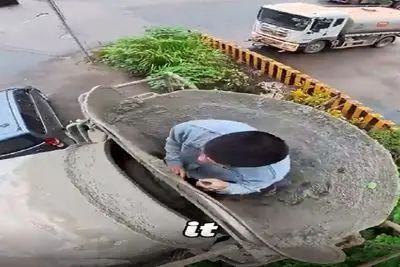 شغل عجیب؛ یه عده میرن داخل مخزن ماشین بتن سازو تمیز کنن برا درآمد دلاری توش وحشتناکه