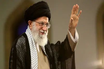 فیلم /  بی ادبی و توهین یک خانم محجبه به رهبر شهید انقلاب / بیت رهبری این پول ها را از کجا می آورد؟ / پول می دهید عکستان را چاپ کنند ! / واکنش حضرت آقاچه بود ؟!