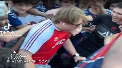 ویدیو| حمله گروهی و تف انداختن به یک خارجی در پاریس!
