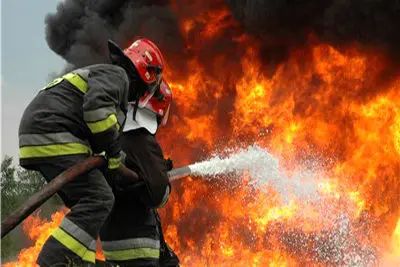 آتش سوزی گسترده در مجتمع 8 طبقه اصفهان / نجات 60 ساکن محبوس در عملیات نفس گیر