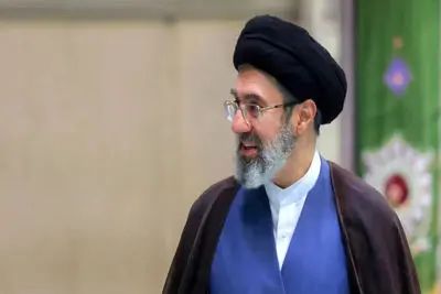 عکس / کفش  اسپورت آیت الله سیدمجتبی خامنه‌ای ! / مارک و برند کفش و قیمتش در بازار / سلیقه رهبری سوم در انتخاب کفش با عبا و قبایش را ببینید