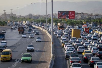 آخرین وضعیت ترافیکی جاده های کشور | ترافیک سنگین در خروجی های تهران؛ تردد در این ۳ مسیر روان است