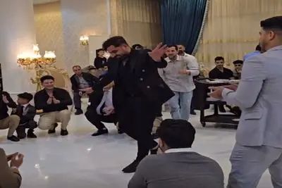 آواز شاد؛ پسره رفته عروسیه افغانی ها رقص ایرانی میره دورش حلقه زدن دهنشون باز مونده