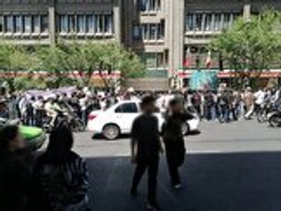 تجمع دانش‌آموزان معترض در مقابل وزارت آموزش و پرورش / مطالبه دانش‌آموزان معترض؛ بازنگری در نحوه تاثیر سوابق تحصیلی در کنکور
