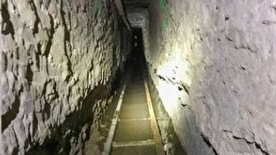 ببینید / کشف یک تونل دارای سیستم تهویه، روشنایی و ریل الکترونیکی در مرز مکزیک برای انتقال مواد مخدر و تسلیحات به سن‌دیگو در کالیفرنیا