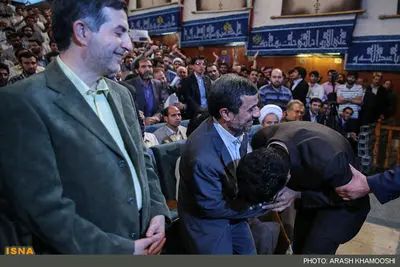 صحنه بوسیدن دست احمدی‌نژاد باز هم تکرار شد!