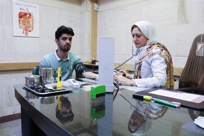 ۵۰ درصد متخصصان یک رشته در تهران طبابت می‌کنند | با اجبار نمی‌شود پزشک را در مناطق محروم نگه داشت | | غیرمتخصصان به مسئولان بالادستی آدرس غلط می‌دهند