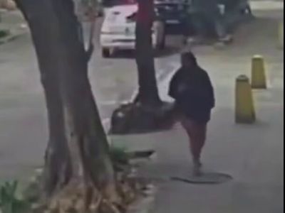 ببینید | سقوط عجیب زن برزیلی در چاه فاضلاب؛ لحظه حادثه در دوربین‌های مداربسته ثبت شد