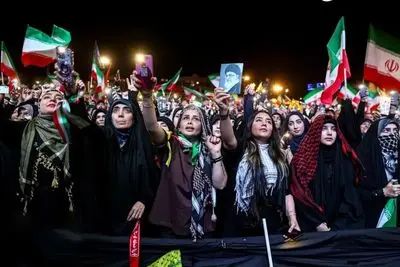 پیشنهاد دو میلیونی دختر حاضر در تجمعات به کارمندان من‌وتو
