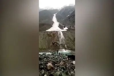 فیلم ریزش گسترده بهمن از یخچال طبیعی