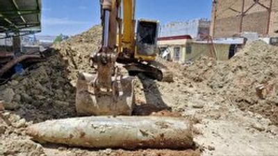 ببینید/ ماجرای خارج کردن یک بمب عمل نکرده از  یک ساختمان مسکونی در تهران