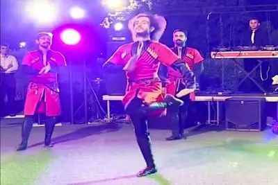 دانلود آواز؛ پسر جوون انقد دیدنی رقص پای آذری میره با هر ضرب پاش میگی ایول