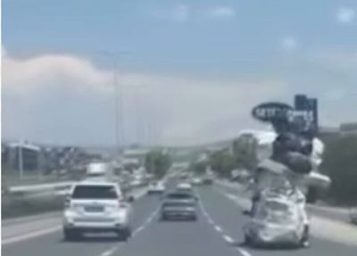 ببینید | اقدام جنون‌آمیز راننده خودروی سواری در اتوبان؛ ایفای نقش به عنوان کامیون باربری!