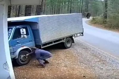 معماری طبیعت؛ کامیون سنگ قبر مرد بخت برگشته شد