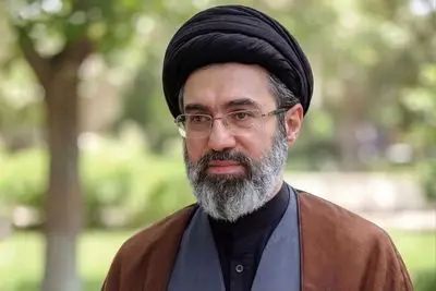 لحظاتی از قرائت متن پیام رهبر انقلاب توسط حجت‌الاسلام علی‌اکبری