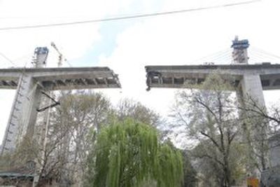 ببینید / تصویری جدید از حمله هوایی دشمن به پل بی۱ کرج در جنگ ۴۰ روزه