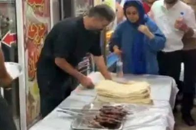 نذری یک مغازه جگرکی در تجمع امشب تهران