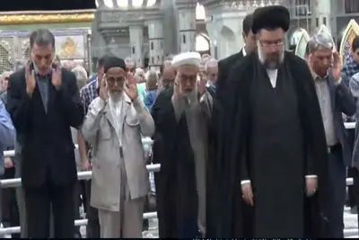 اقامه نماز ظهر و عصر به امامت حجت الاسلام والمسلمین سید یاسر خمینی در مراسم ۳۷ سالگرد ارتحال امام خمینی (ره)
