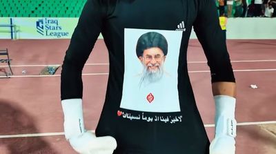 دروازه‌بان عراقی با تصویری از رهبر شهید ایران به زمین مسابقه رفت + فیلم