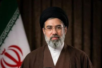 ببینید | همراهی حضرت آیت‌الله سیدمجتبی خامنه‌ای با رهبر شهید انقلاب در بازدید از وضعیت مردم زلزله‌زده کرمانشاه