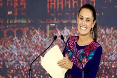 سقوط خبرنگار در تلاش برای گرفتن توپ از رئیس‌جمهور مکزیک/ ویدئو