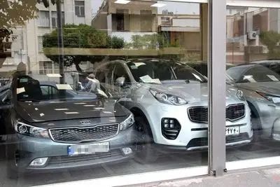 چرا خودروهای نجومی همچنان مشتری دارند؟