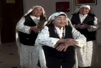 آواز شاد؛ رقص ننه جون پیر قلبمو اکلیلی کرد کاش من نوه اش بودم چقد قند عسله آخه