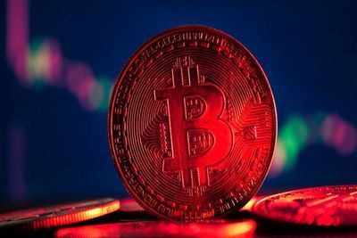 چرا بیت‌کوین به پایین‌ترین قیمت در دو سال اخیر سقوط کرد؟