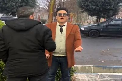 کلیپ فان؛ مرد خودشو زده به کوری ایستگاه مردم رو میگیره