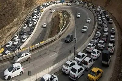 ترافیک پرحجم در جاده هراز و آزادراه‌های منتهی به تهران / مه‌گرفتگی در ارتفاعات چالوس و فیروزکوه