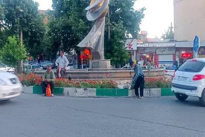 انتظار بی پایان کارگران روزمزد سالخورده زیر آفتاب خرم آباد / پشت آمارهای بیکاری و تورم، زندگی واقعی کارگران است