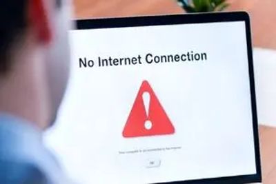تندروها به دنبال ایجاد تجربه مشابه خودروسازی‌ داخلی در اینترنت هستند/ به وزیر ارتباطات گفتند اینترنت را باز نکنید تا داخلی‌ها رشد کنند/ پشت واژه‌های مقدسی مثل حمایت از تولید قایم می شوند/ باز شدن اینترنت فتح الفتوحی نبود که سر مردم منت بگذاریم