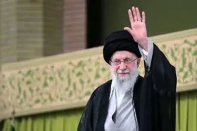 وزیر اسبق بهداشت: ۱۱ نوه رهبر شهید را من به دنیا آوردم/ اینکه می گویند در خارج کشور به دنیا آمدند، دروغ است/ ویدئو