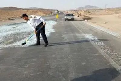 اتوبان تهران قم شیشه ای شد/ ماموران پلیس راه آستین بالا زدند تا اتوبان را جارو کنند/ ویدئو