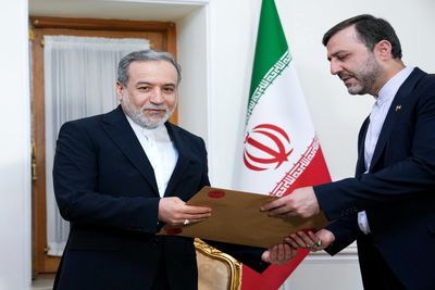 تصاویری از تقدیم پیام ویژهٔ دولت پاکستان برای رهبر انقلاب به عراقچی