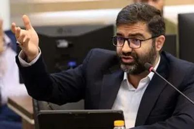 سقاب اصفهانی، معاون پزشکیان: در پیک تابستان احتمالا ۲۴ تا ۲۹ درصد تقاضای برق را نمی‌توانیم جواب بدهیم؛ این میزان با همه ظرفیت‌هایی که در سوخت‌های جایگزین تامین کنیم نیز قابل تامین نیست