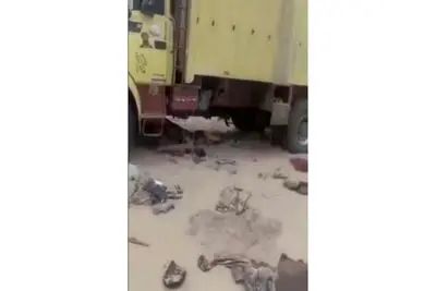 فیلم مخصوص بزرگسالان / صحنه مرگ 49 زن و مرد و کودک بخاطر تشنگی در صحرای بزرگ  / کامیون خراب شد و همه مردند
