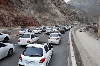 ترافیک سنگین در محورهای منتهی به تهران / بارش باران و مه‌گرفتگی در جاده‌های شمالی