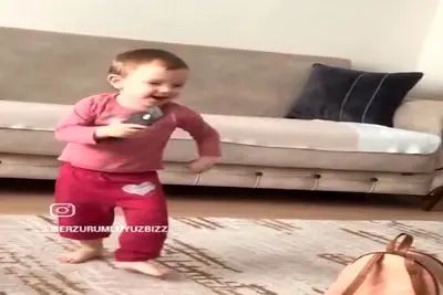 آواز شاد؛ دینقیرا بچه خودش آهنگ پلی کرد رقصید انقد بلاست آدم تو زرنگیش میمونه
